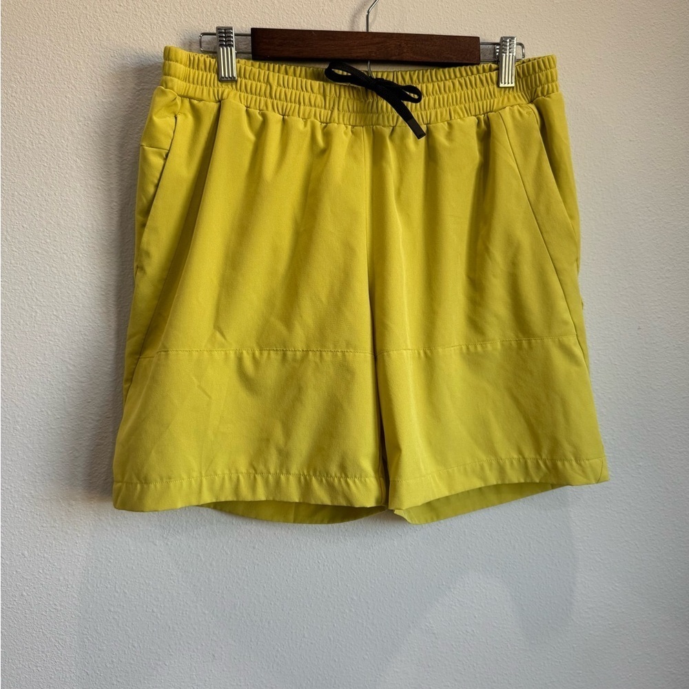 FLX Men's Yellow Stretch Athletic Athleisure Activewear Shorts Size Medium
